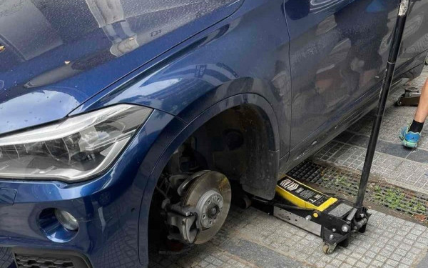 Έκλεψαν τα λάστιχα του αυτοκινήτου αντιδημάρχου Θεσσαλονίκης (βίντεο)