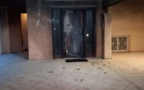 Έκρηξη με γκαζάκια στην είσοδο της πολυκατοικίας όπου διαμένει ο Άρης Πορτοσάλτε (Φωτ.)