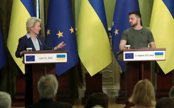 Φον ντερ Λάιεν: Αγαπητέ πρόεδρε Ζελένσκι «η αξιοπρέπειά σου τιμά τη γενναιότητα του ουκρανικού λαού»