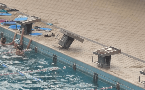 Διαμαρτυρία γονέων αθλητών για την κατάσταση στο Εθνικό κολυμβητήριο - Τι απαντάει η διοίκηση των ΕΑΚ Θεσσαλονίκης (φωτ.)