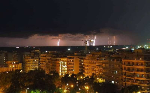 Θεσσαλονίκη: Νέα σφοδρή καταιγίδα τα μεσάνυχτα - «Ποτάμια» οι δρόμοι σε λίγα λεπτά - Έντονα φαινόμενα και σήμερα (Φωτ. & Βίντεο)