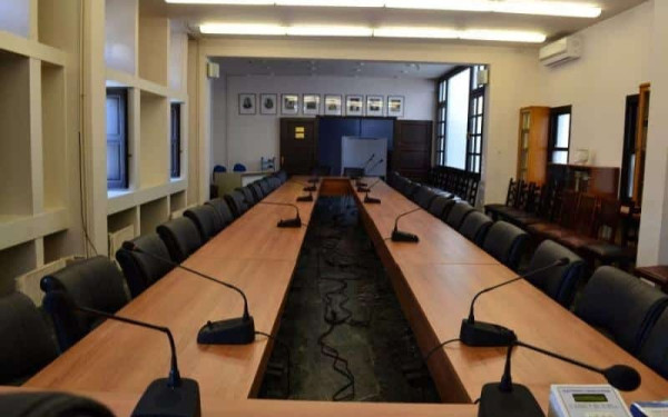 Στη βουλή το νομοσχέδιο για το… σιωπητήριο της αντιπολίτευσης στα δημοτικά συμβούλια