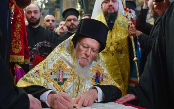 Ο Οικουμενικός Πατριάρχης υπέγραψε την αυτοκεφαλία της ουκρανικής εκκλησίας 