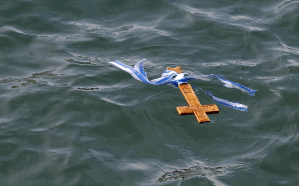 Φθιώτιδα: Ένας 22χρονος βούτηξε για τον σταυρό και τραυματίστηκε σοβαρά (βίντεο)