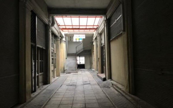 Στοά Αγ. Μηνά: Ρήμαξε και τώρα παραχωρείται στο υπουργείο 