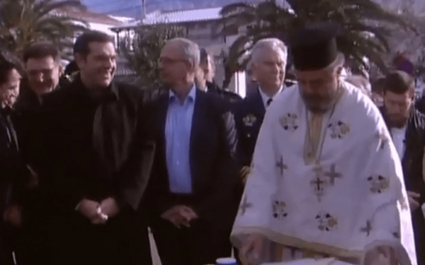 Τη ρίψη του σταυρού στη Σαμοθράκη παρακολούθησε ο πρωθυπουργός (βίντεο)