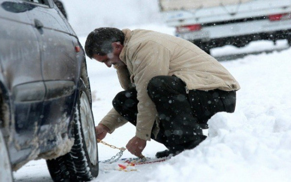 Με αντιολισθητικές αλυσίδες οι μετακινήσεις των οχημάτων σε περιοχές της Κεντρικής Μακεδονίας
