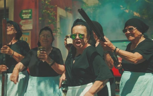 Viral οι Gangsters Κρητικές γιαγιάδες που προκαλούν βεντέτα με τους Trappers (βίντεο)