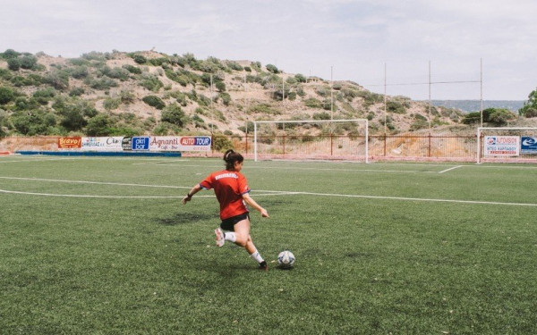 Μαρία Ιωαννίδη: Το μοναδικό κορίτσι που παίζει ποδόσφαιρο στην Κάρπαθο και ονειρεύεται να φτάσει ψηλά (φωτ.)