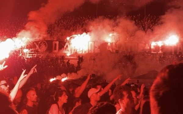 Λαοθάλασσα στο γήπεδο του Πανιωνίου για τη συναυλία του Θεσσαλονικιού ράπερ ΛΕΞ - Πήρε φωτιά η Νέα Σμύρνη (βίντεο)