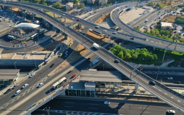 Κινηματογραφική καταδίωξη στην Αττική Οδό - Τραυματίστηκε αστυνομικός