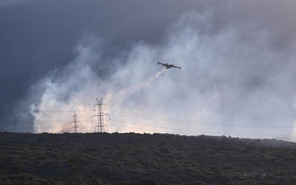 Φωτιές: Ξεκίνησαν ρίψεις τα εναέρια μέσα στην Κορυφή Ηλείας και στο Πόρτο Γερμενό (βίντεο)