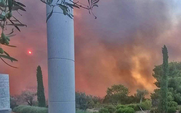 Βραχυκύκλωμα προκάλεσε τη φωτιά στο Κρανίδι - Δύο άνδρες έκαναν ρευματοκλοπή στο πολυτελές ξενοδοχείο