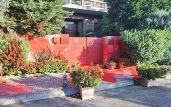 Επίθεση του Ρουβίκωνα με μπογιές στην πρεσβεία του Μαρόκου στο Ψυχικό (βίντεο)