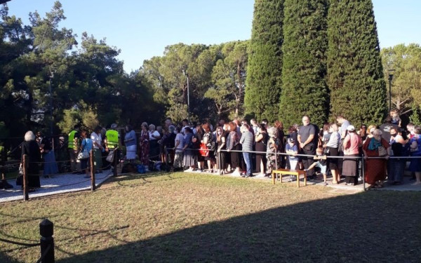 Πλήθος πιστών στο προσκύνημα του τάφου του Αγίου Παϊσίου στη Σουρωτή (βίντεο, φωτ.)