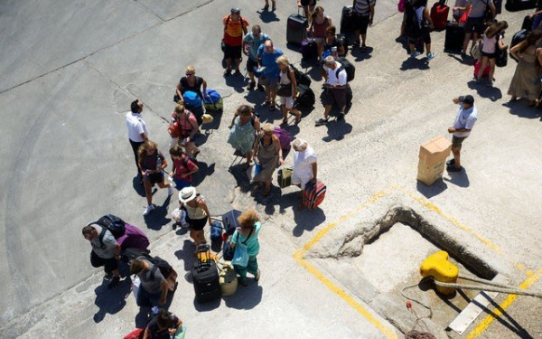 Daily Mail: Ελλάδα, Γαλλία και Πορτογαλία λαμβάνουν μέτρα για τον υπερτουρισμό - Φόρος 100% στις αγορές ακινήτων από μη Ευρωπαίους στην Ισπανία