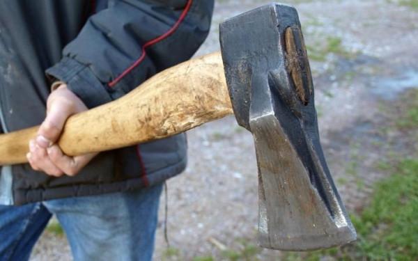 Τρόμος στη Λάρισα: Άντρας επιτέθηκε με τσεκούρι σε γείτονές του