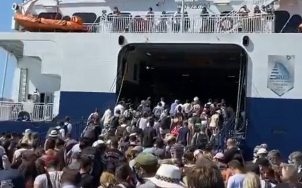 Στην Πάρο με... τεστάκι θετικό: Προκλητική ανευθυνότητα από νεαρούς τουρίστες (βίντεο)