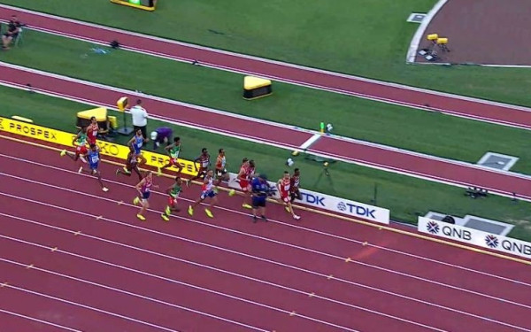 Παγκόσμιο πρωτάθλημα στίβου: Εικονολήπτης βρέθηκε μέσα στον αγωνιστικό χώρο εν ώρα αγώνα (βίντεο)