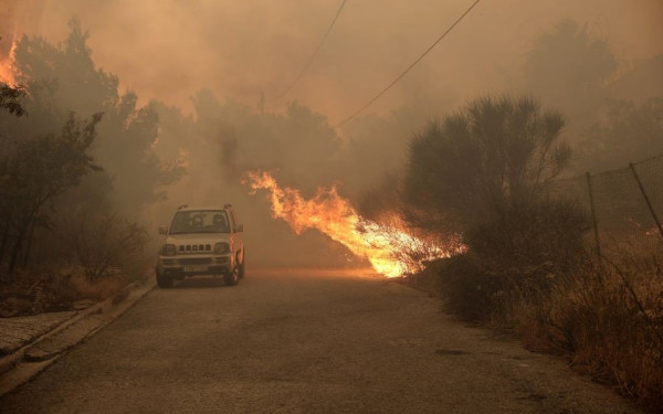 Φωτιά στην Αττική: Εκκενώνονται Νέα και Παλαιά Πεντέλη, Πάτημα Χαλανδρίου και Πάτημα Βριλησσίων - Καίγονται σπίτια στην Πεντέλη