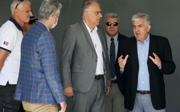 Θεοδωρικάκος από το κτίριο του Real Group: «Κανένας πολίτης και κανένας δημοσιογράφος δεν τρομοκρατείται»