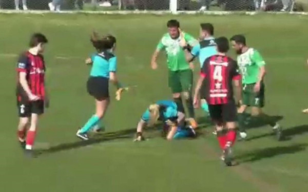 Αργεντινή: Ποδοσφαιριστής επιτέθηκε σε γυναίκα διαιτητή και τη χτύπησε βάναυσα (βίντεο)