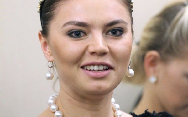 Την αποκαλούν "μητέρα των παιδιών του Πούτιν" και το σπίτι της στην Ελβετία πωλείται 75,5 εκατομμύρια δολάρια