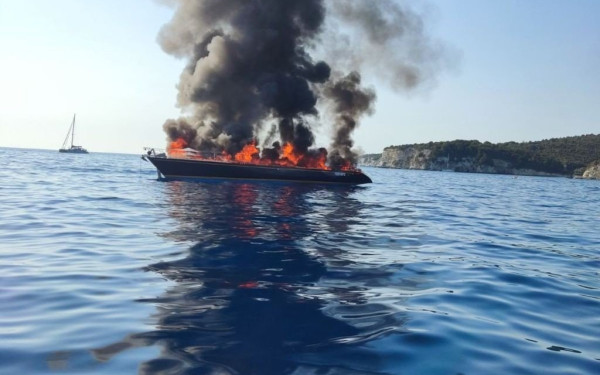 Στις φλόγες τυλίχθηκε ιστιοφόρο σκάφος στους Παξούς - Το Λιμενικό έσωσε του 7 επιβαίνοντες (φωτ.)