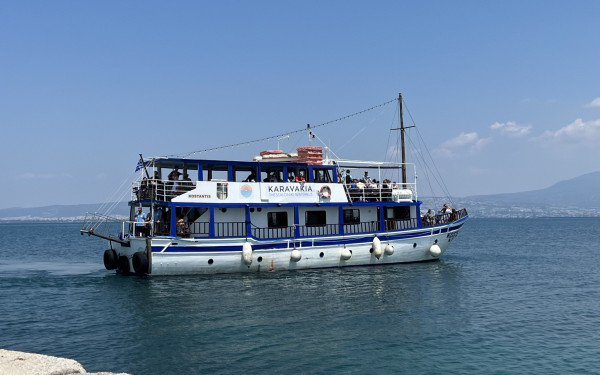 Βουτιές στις κοντινές παραλίες της Θεσσαλονίκης με το... καραβάκι (Φωτ., Βίντεο)