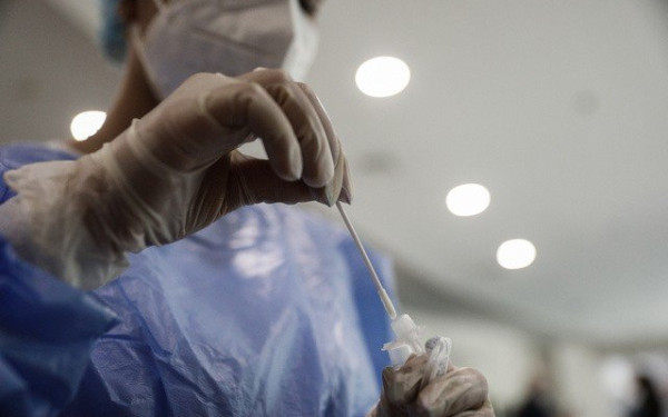 Κορονοϊός: Τι δείχνουν για την «κυκλοφορία» του ιού τα δωρεάν rapid tests του ΕΟΔΥ