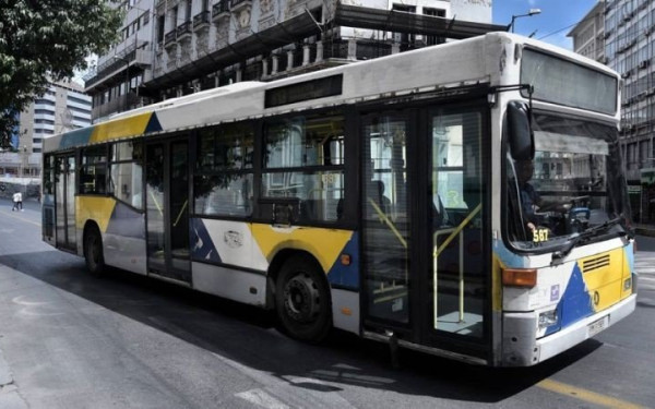 Αθήνα: Λεωφορείο συγκρούστηκε με μοτοσικλέτα στο Χαλάνδρι - Ένας τραυματίας