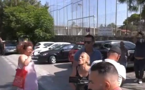 Λέσβος: Ξέσπασε η μητέρα της 14χρονης έξω από το δικαστήριο - «Τι σου έκανε το μωρό μου, παιδεραστή» (βίντεο)