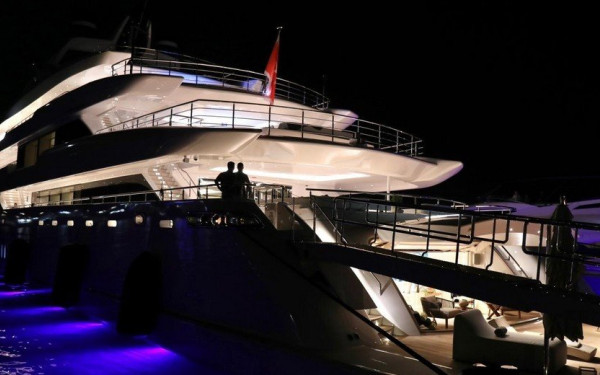 Ο'Pari: Η πολυτελής θαλαμηγός του Μάικλ Τζόρνταν προκαλεί... δέος στη Χαλκιδική (βίντεο, φωτ.)