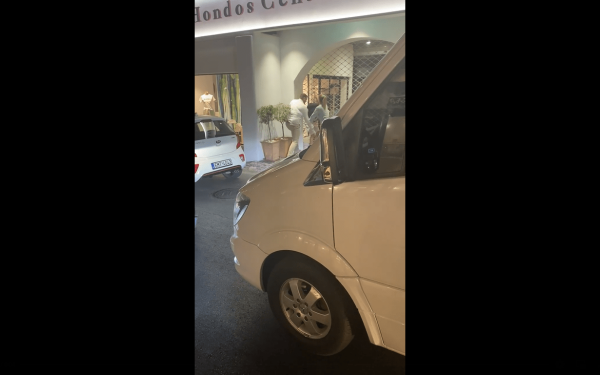 To ξύλο... της αρκούδας στη Σαντορίνη: Τράκαραν και τον άρχισε στις μπουνιές (βίντεο)