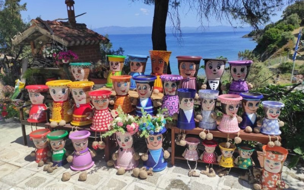 Χαλκιδική: Άλλαξε όψη το Παλιούρι με δεκάδες έργα τέχνης σε τενεκέδες και φιγούρες-γλάστρες! (Φωτ.)