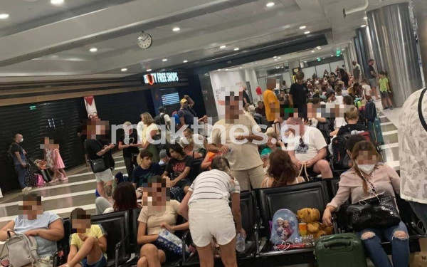 Απίστευτη ταλαιπωρία στο αεροδρόμιο «Μακεδονία» - Εκατοντάδες επιβάτες περιμένουν 7 ώρες να πετάξουν για Βουκουρέστι (φωτ.)