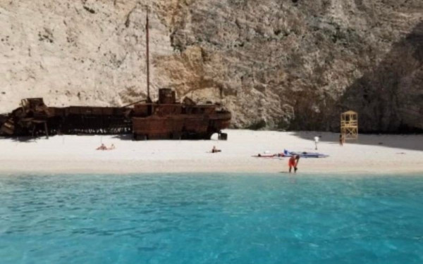 Ζάκυνθος: Εικόνες ντροπής - Γέμισε σκουπίδια η παραλία στο Ναυάγιο (Φωτ.)