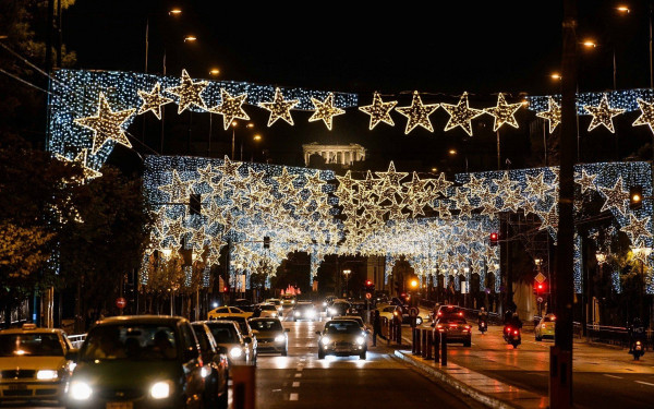 «Ψαλίδι» και στον εορταστικό στολισμό σε εθνικές επετείους και Χριστούγεννα φέρνει η ενεργειακή κρίση