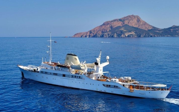 Η θαλαμηγός «Christina O» του Αριστοτέλη Ωνάση πέρασε τον Ισθμό της Κορίνθου (βίντεο)