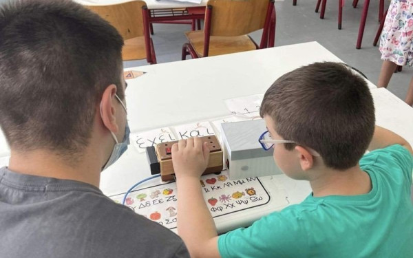 Μαθητές Λυκείου δημιούργησαν συσκευή για τους τυφλούς μαθητές - Πώς λειτουργεί (φωτ.)