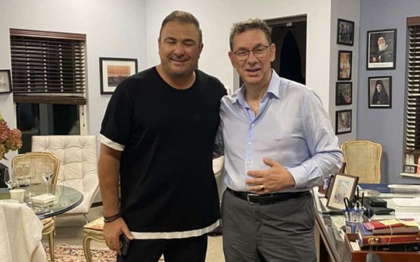 Όταν ο Μπουρλά έπιασε το μικρόφωνο και τραγούδησε... Έλβις Πρίσλεϊ (βίντεο)