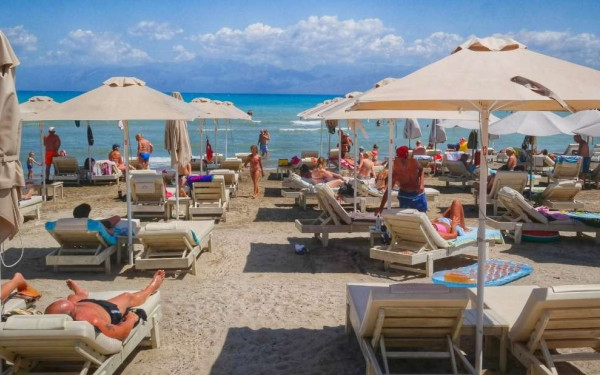 Χαλκιδική: Σοκάρουν οι φωτογραφίες του ξυλοδαρμού ηλικιωμένου ζευγαριού από υπεύθυνο beach bar (βίντεο, φωτ.)