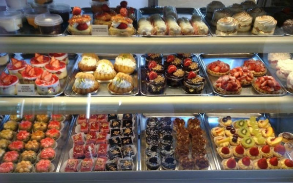 Πέραμα: Μπούκαραν και λήστεψαν ζαχαροπλαστείο - Έδεσαν με καλώδια τον ηλικιωμένο ιδιοκτήτη και μία υπάλληλο