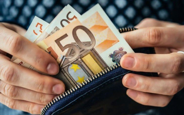 Ολα τα σενάρια για κατώτατο μισθό και επίδομα ανεργίας