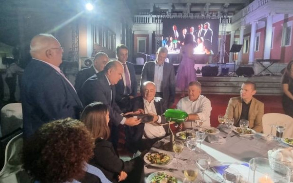 Έγινε η νύχτα μέρα στη δεξίωση του ΕΕΘ που εξελίχτηκε σε γιορτή αποχαιρετισμού του Ζορπίδη