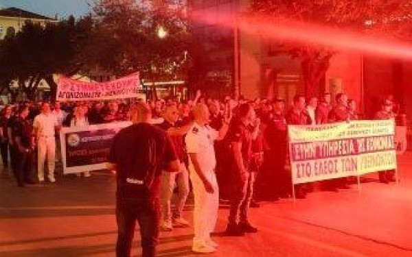 Θεσσαλονίκη - 86η ΔΕΘ: Οι ένστολοι άνοιξαν το χορό των κινητοποιήσεων - Μεγάλη πορεία στο κέντρο (βίντεο & φωτ.)
