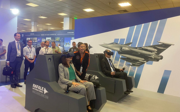 Rafale «εν δράσει» στη ΔΕΘ με…πιλότο τη Γαλλίδα πρόξενο