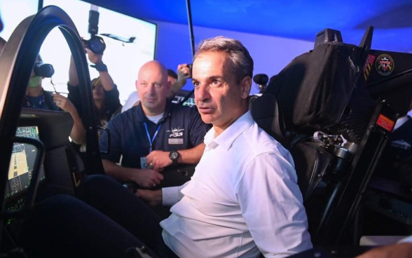 Η βόλτα του Κ. Μητσοτάκη στα περίπτερα της 86ης ΔΕΘ - Από τα Ραφάλ στον... Ηρακλή και από εκεί για... μπύρα (φωτ.)