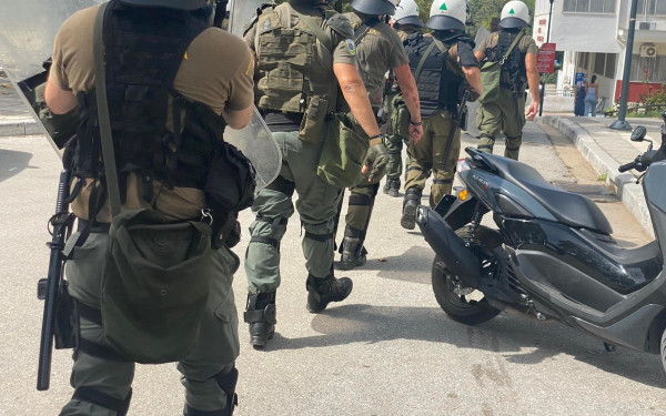 ΑΠΘ: Κουκουλοφόροι πέταξαν πέτρες σε διμοιρία των ΜΑΤ