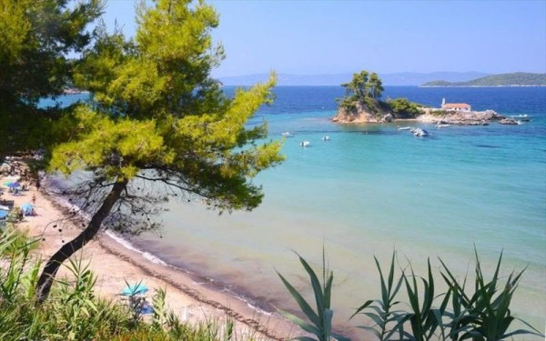 Ελληνική παραλία είναι το... τέλειο σκηνικό για ταινία - Ποια είναι 